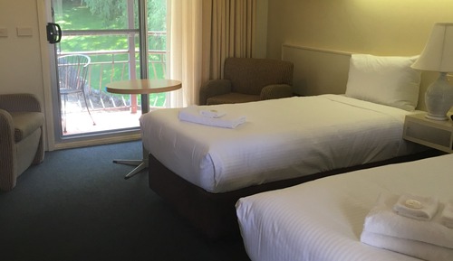 Habitación estándar con 1 cama doble o 2 individuales, vistas a la piscina