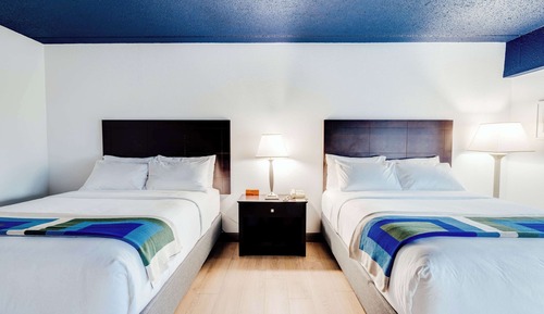 Habitación estándar, 2 camas de matrimonio, no fumadores (Top Floor)