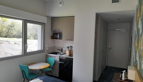Estudio Confort, 1 cama de matrimonio, cocina básica, vistas al jardín