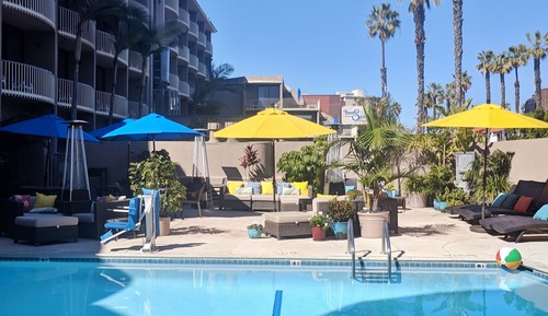 Habitación Deluxe, 2 camas de matrimonio, balcón, vistas parciales al mar