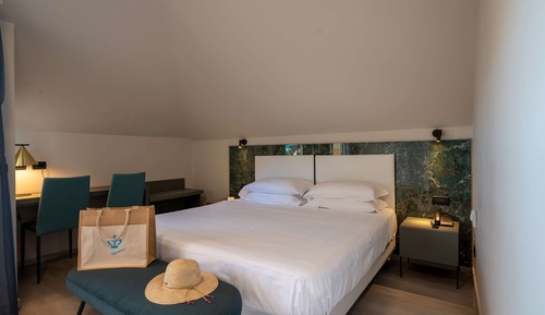 Suite, 1 cama de matrimonio, balcón, vistas al mar (Living Room;with Single Sofabed)