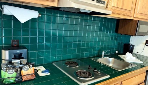 Habitación, varias camas, cocina básica, planta baja