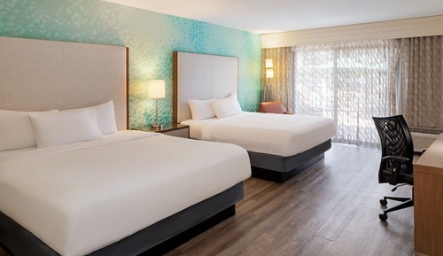 Habitación, varias camas (Mobility/Hearing Access, Roll-In Shwr)