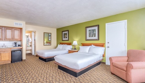 Suite estudio, 2 camas de matrimonio, vistas a la piscina