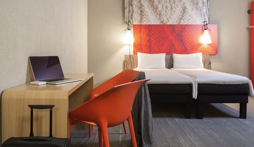 Habitación, varias habitaciones (Two Adjoining Rooms)