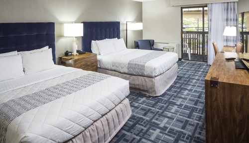 Habitación, 2 camas de matrimonio, junto a la piscina