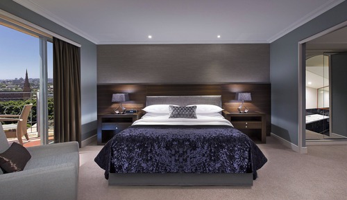 Suite ejecutiva, 1 cama de matrimonio grande, terraza, en esquina