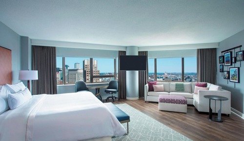 Suite estudio, 1 cama de matrimonio grande, vistas a la ciudad, en esquina