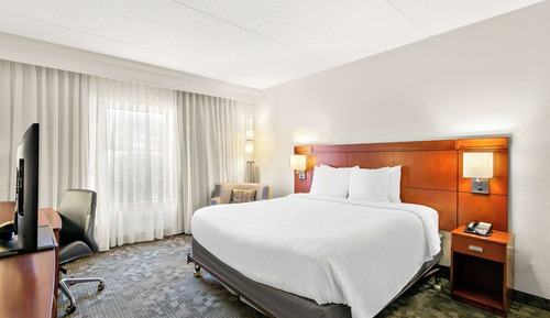 Habitación, 1 cama de matrimonio grande (Mobility/Hearing Tub Roll in Shower)