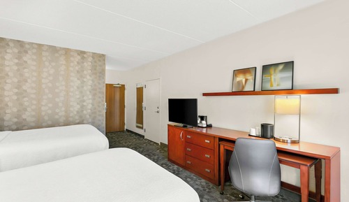 Habitación, 2 camas dobles (Mobility/Hearing Roll in Shower)