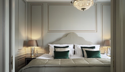 Suite superior (Facing Side Street or Courtyard)