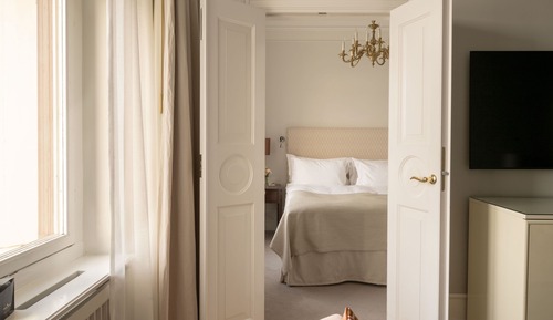 Habitación Deluxe (Facing Side Street or Courtyard)