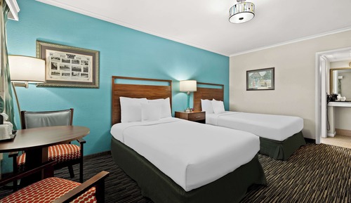 Habitación estándar, 2 camas dobles, no fumadores, frigorífico y microondas (Full Size Mattress)