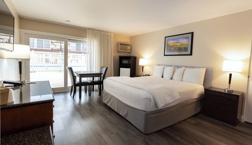 Habitación Signature, 1 cama de matrimonio grande, patio (1 King Bed Nonsmoking)