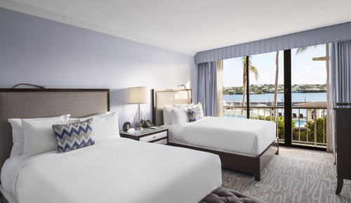 Suite, 2 camas dobles, vistas al puerto (Separate Living Room)