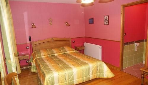 Habitación doble superior, vistas al patio (vue église, wc séparés)