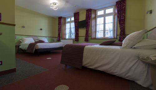 Habitación cuádruple, accesible para personas con discapacidad (Vue cour et parking)