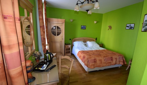 Habitación doble superior, vistas al patio (vue église)