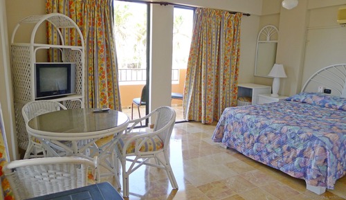 Estudio básico, 1 cama de matrimonio, vistas parciales al mar