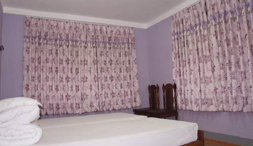 Habitación con 2 camas individuales, baño compartido