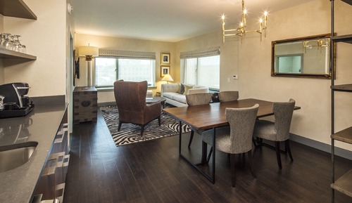 Suite, 1 cama de matrimonio grande (Additional Living and Dining Area)