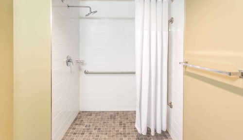 Habitación, 2 camas de matrimonio, accesible para personas con discapacidad (Roll-In Shower)