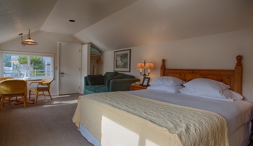 Estudio, cocina básica, vistas parciales al mar