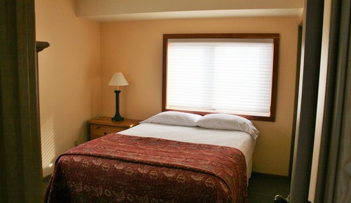 Apartamento básico, 2 habitaciones, cocina, vistas parciales al mar