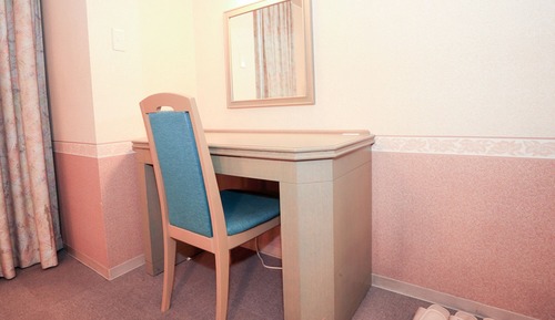 Hollywood Twin Room, Smoking