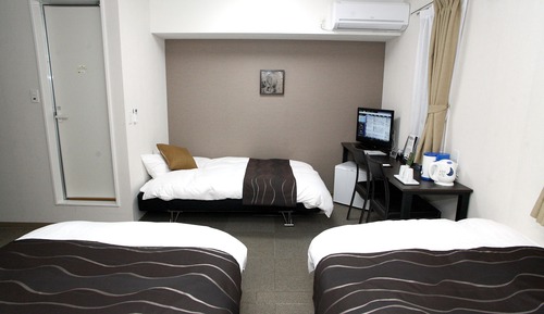 Habitación triple, no fumadores (with an extra bed)