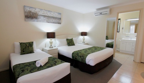 Habitación con 2 camas individuales, varias camas