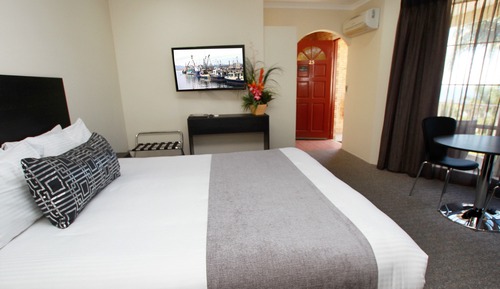 Habitación ejecutiva, 1 cama de matrimonio grande, bañera de hidromasaje, vistas parciales al mar