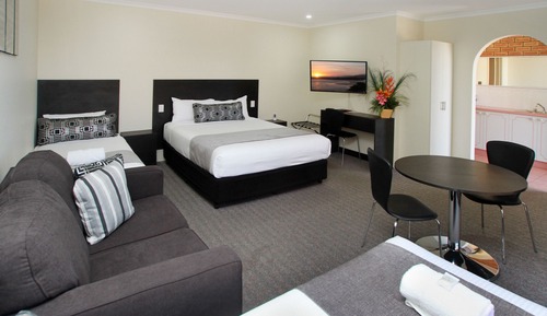 Habitación triple ejecutiva, varias camas, vistas parciales al mar