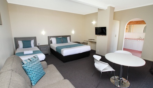 Habitación ejecutiva con 2 camas individuales, varias camas, vistas parciales al mar