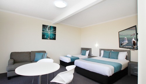 Habitación Deluxe con 2 camas individuales, varias camas, vistas parciales al mar