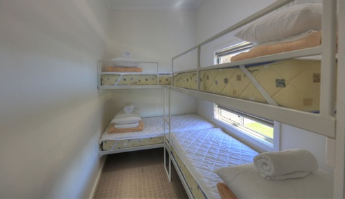 Cabaña clásica, 2 habitaciones, cocina básica, vistas al río