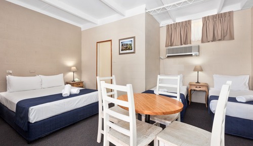 Habitación estándar, no fumadores (Queen and two single)