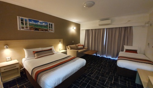 Habitación Deluxe con 2 camas individuales, cocina básica (1 queen and 1 single bed)