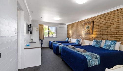 Habitación triple, varias camas