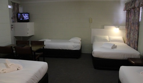 Habitación familiar, cocina básica (Medium Family Room)