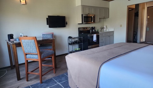 Riverview Kitchenette 1 King (No Pets)