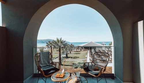 Habitación superior con 1 cama doble o 2 individuales, vistas al mar, frente a la playa