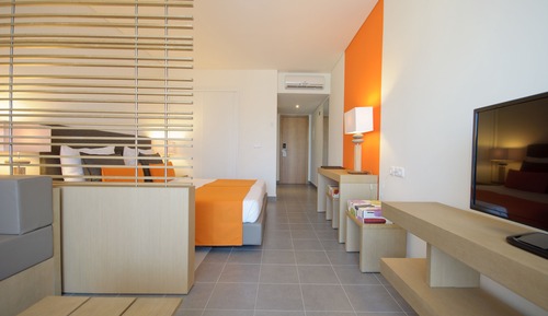 Habitación superior, vistas parciales al mar