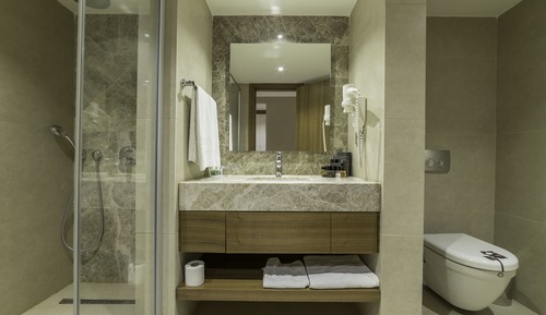 Habitación superior, vistas parciales al mar