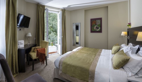 Habitación superior con 1 cama doble o 2 individuales, balcón