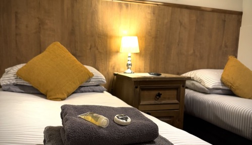 Habitación estándar con 1 cama doble o 2 individuales, baño privado