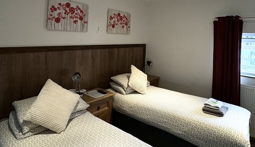 Habitación superior con 1 cama doble o 2 individuales, baño privado