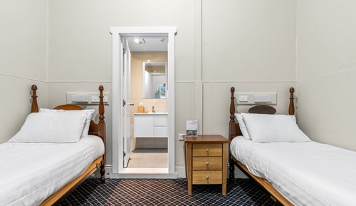 Habitación con 2 camas individuales, baño privado