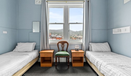 Habitación con 2 camas individuales, baño compartido