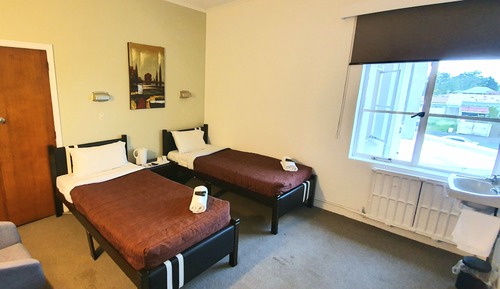 Habitación básica con 2 camas individuales, 2 camas individuales, baño privado